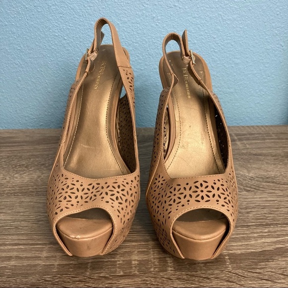 BCBGeneration Platform 2” Pump 5.5” Heels - Sz 10 - Cream - Picture 2 of 13